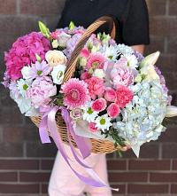 Композиция солнечный день в Благодарном Цветочная композиция из Розы, Хризантемы, Пионы и Лизиантусы в корзине в Благодарном